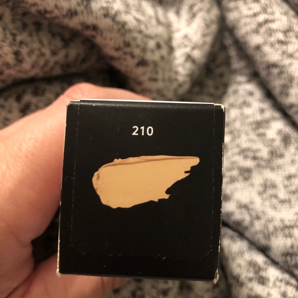 Fenty 210 Pro Filt’r Soft Matte Foundation - Picture 2 of 3